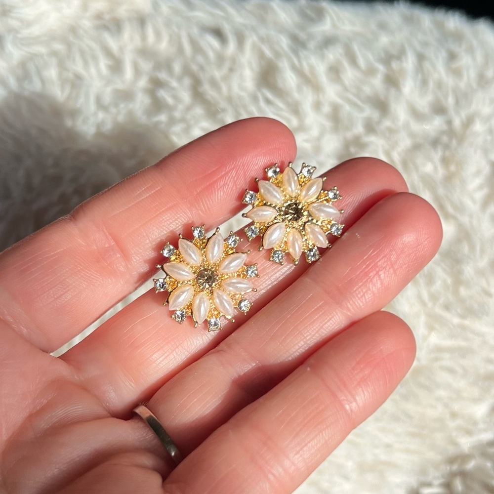 Beautiful Gold & Pearl Flower Earrings